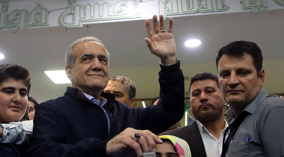 Masoud Pezeshkian (în centrul imaginii), favoritul alegerilor prezidențiale din Iran Foto: Hepta