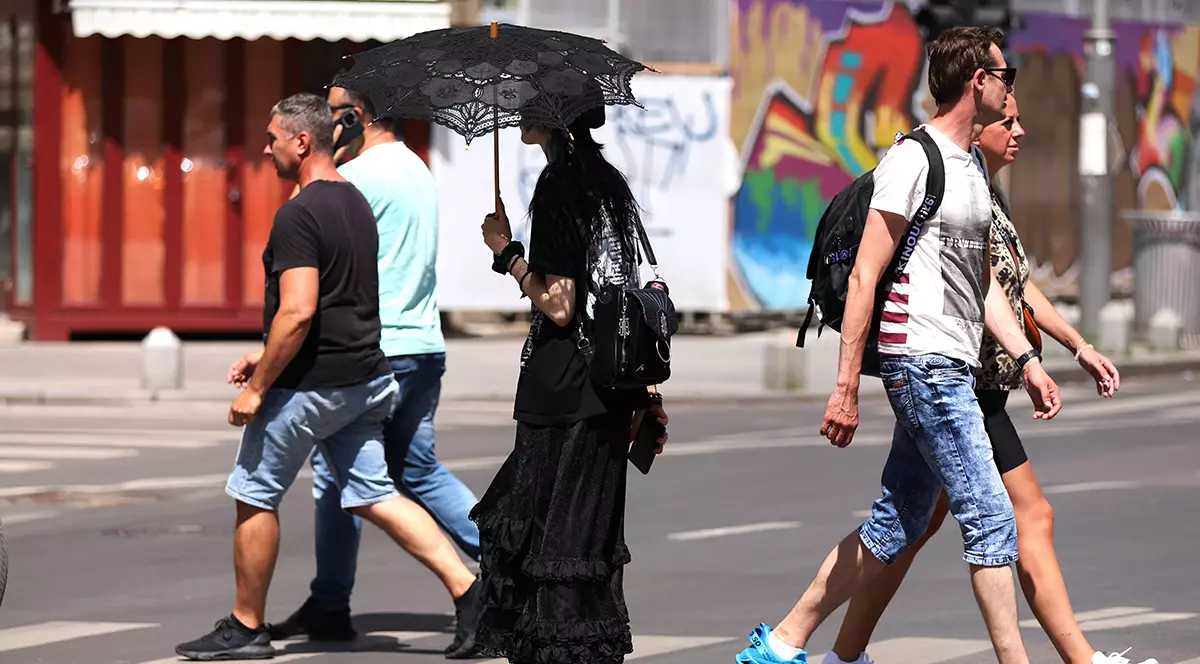 Noi alerte de vreme rea: Vijelii în mai multe județe din vest, canicula persistă în sud. Temperaturi de foc la București