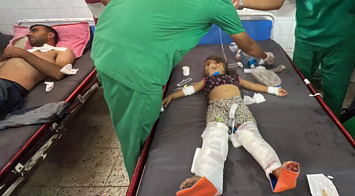 Palestinieni răniți, inclusiv copii și bebeluși, sunt aduși la spitalul baptist Al Ahly după atacurile israeliene asupra cartierelor Tuffah și Al Daraj din orașul Gaza, Fâșia Gaza, 27 iunie 2024. Foto Profimedia