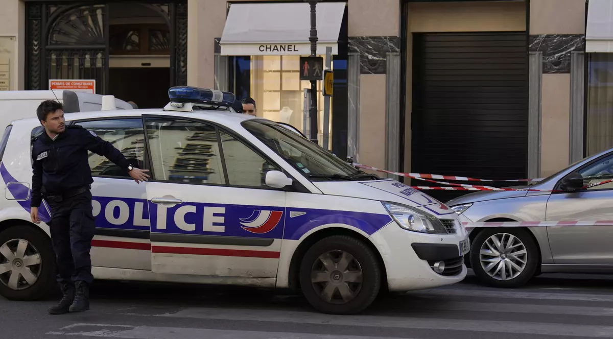 Hoții au spart un butic Chanel de la Paris cu o mașină, pe care ulterior au incendiat-o