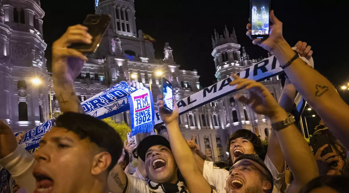 Fiesta la Madrid, după ce Real a cucerit trofeul Ligii Campionilor. Zeci de mii de fani au sărbătorit pe străzi. VIDEO