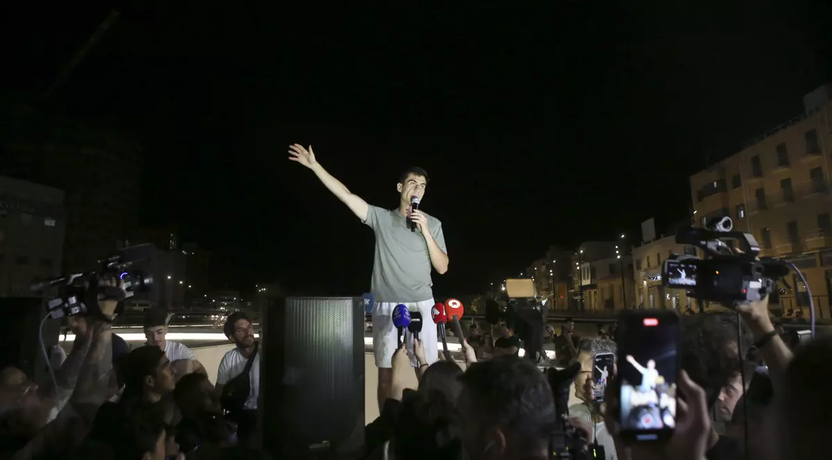 Cum a ajuns un YouTuber de 24 de ani din Cipru în Parlamentul European ca independent
