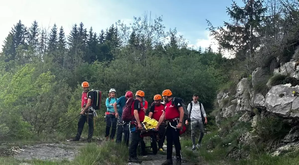Bărbat salvat în Argeș, după ce a căzut de pe o potecă aproximativ 70 de metri, în zona Vârfului Lăiţel