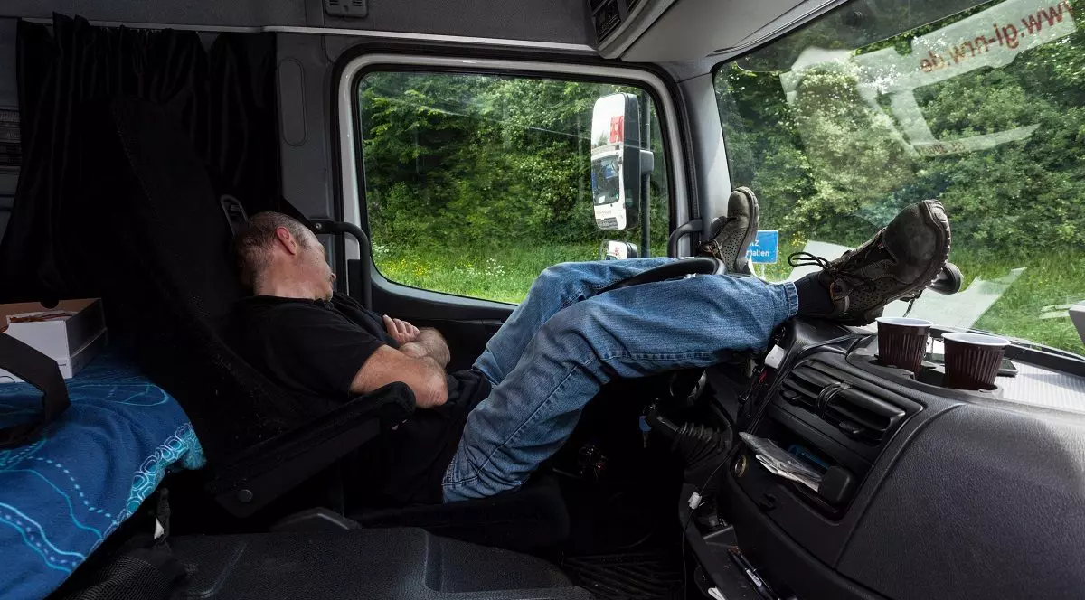 Șofer de camion, gazat de tâlhari cu gaz anestezic în timp ce dormea în cabină, într-o parcare din Germania. S-a trezit după 13 ore