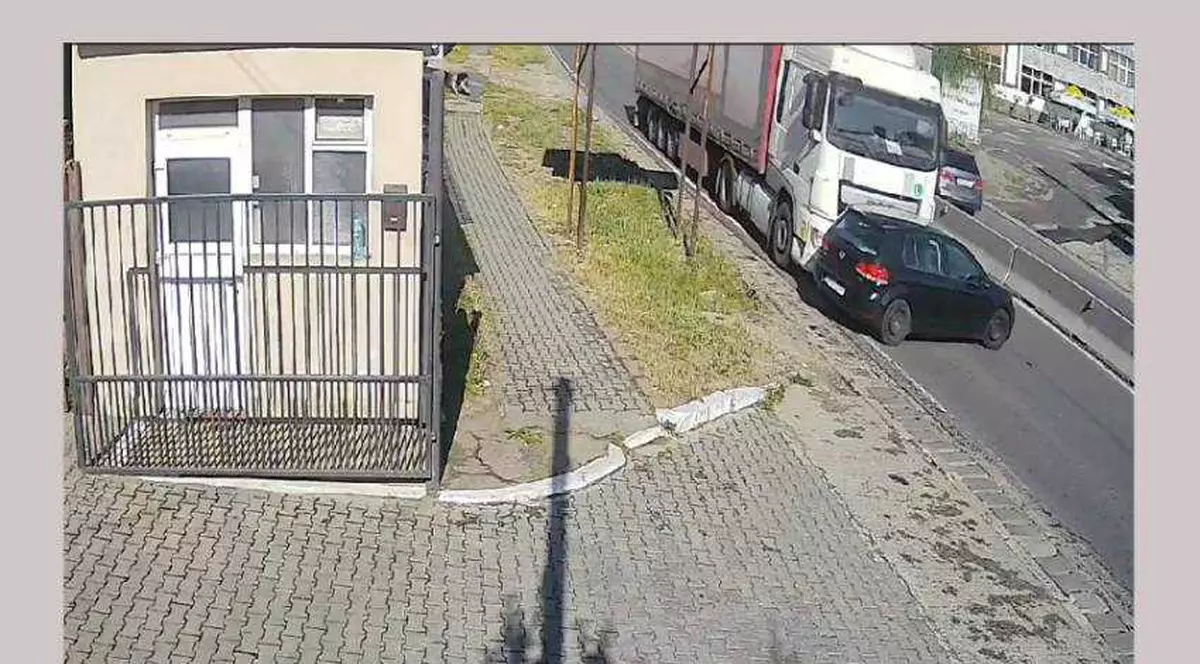 Un TIR a târât pe șosea zeci de metri un autoturism, după ce l-a acroșat pe un drum din Argeș. VIDEO