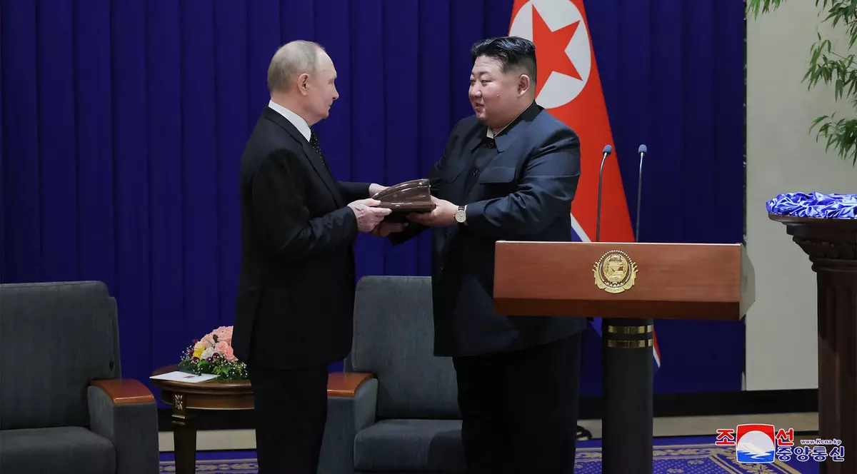 Vladimir Putin (stânga) și Kim Jong-un Foto: Profimedia