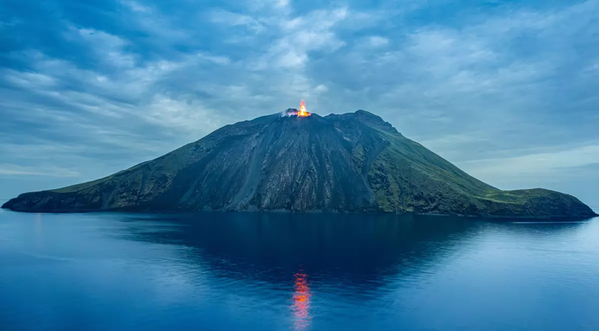 Vulcanul Stromboli din Italia – localizare, istoria erupțiilor, curiozități