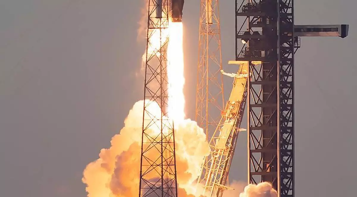 Racheta Falcon 9 a SpaceX, consemnată la sol, în urma unei defecţiuni rare produse în timpul zborului. Autoritățile din SUA au deschis o anchetă