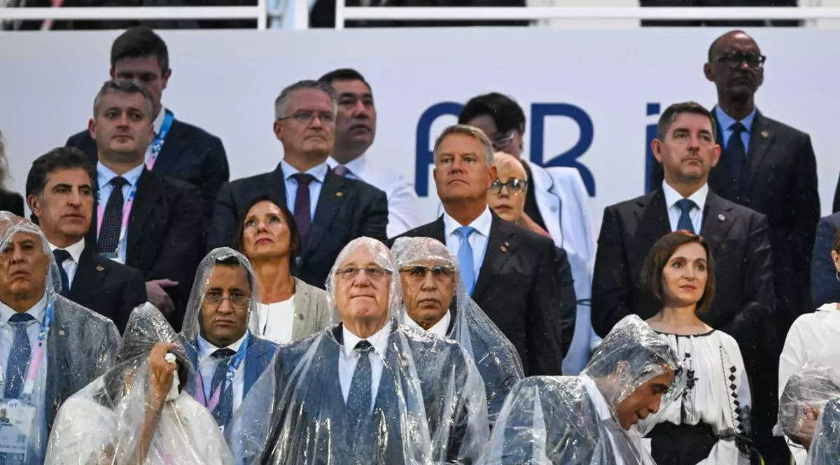 Klaus Iohannis a stat lângă Maia Sandu la ceremonia de deschidere a Jocurilor Olimpice de la Paris. Cei doi au înfruntat ploaia fără pelerine