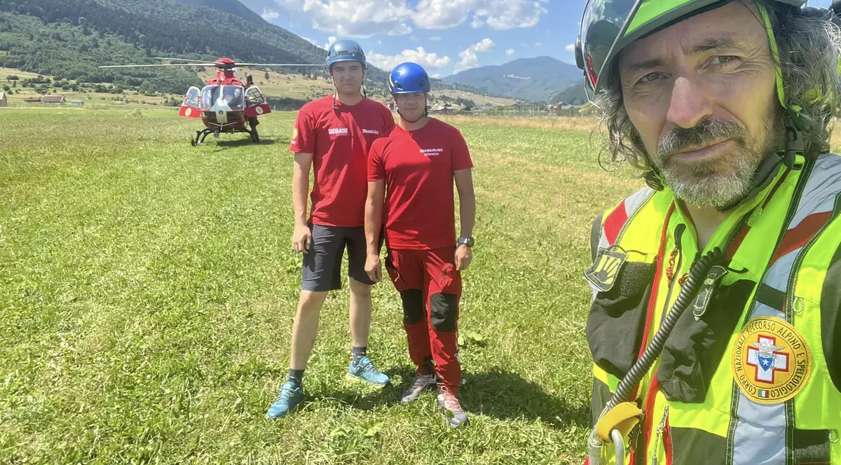 Trei francezi, salvaţi cu elicopterul de salvamontişti, după ce s-au dus pe creasta principală din Piatra Craiului fără echipament