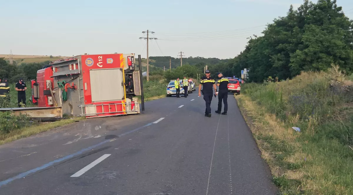 Doi pompieri din Vaslui, răniţi în misiune: autospeciala de stingere, implicată într-un accident, s-a răsturnat