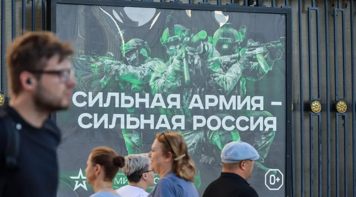 „O armată puternică - o Rusie puternică”: afiș de propagandă pentru armata rusă Foto: Profimedia