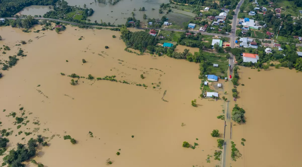 Cum să acţionezi în caz de inundaţii – Imagine aeriană cu o regiune inundată