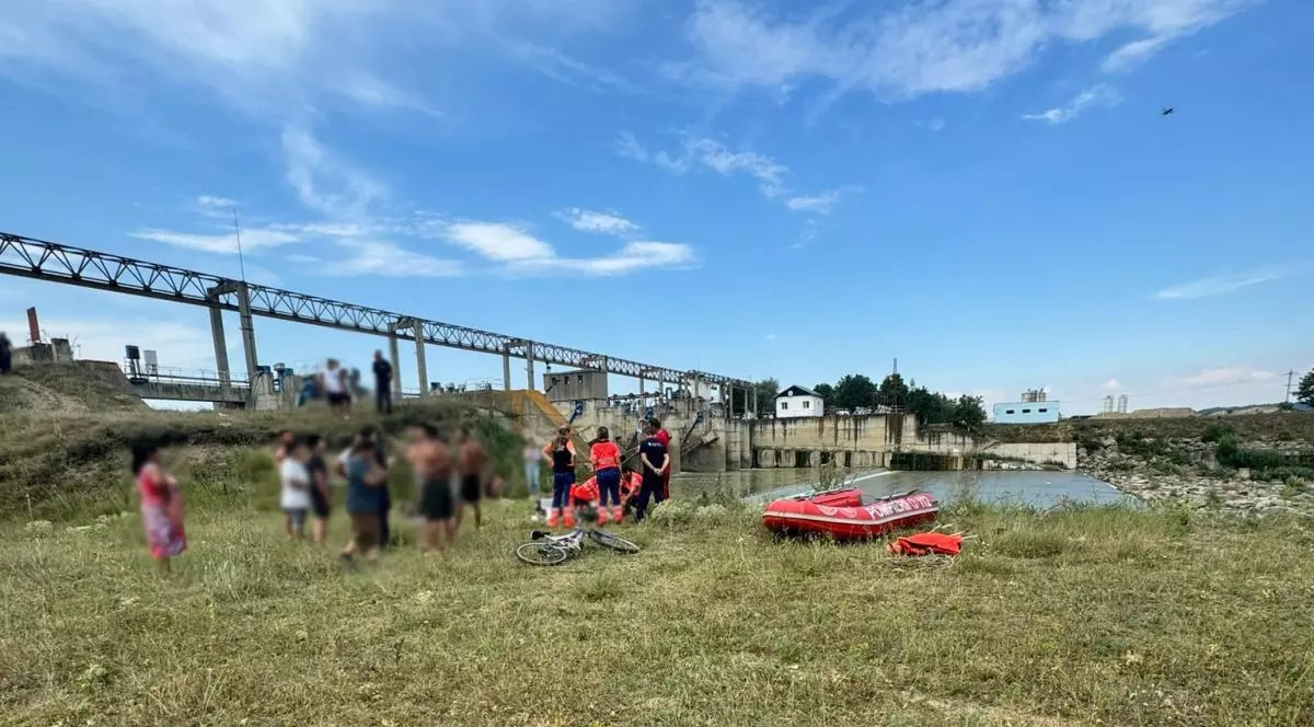 Un copil în vârstă de 14 ani s-a înecat în râul Suceava, în timp ce se afla la scăldat