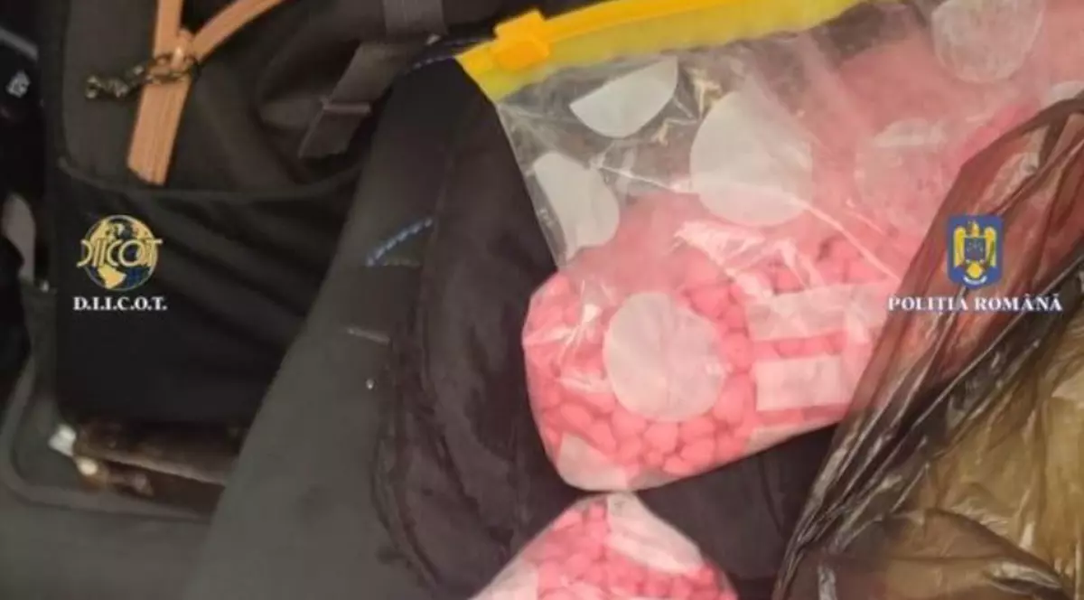Zeci de mii de comprimate de ecstasy, descoperite la doi bărbaţi din Braşov. Drogurile urmau să fie vândute la festivaluri