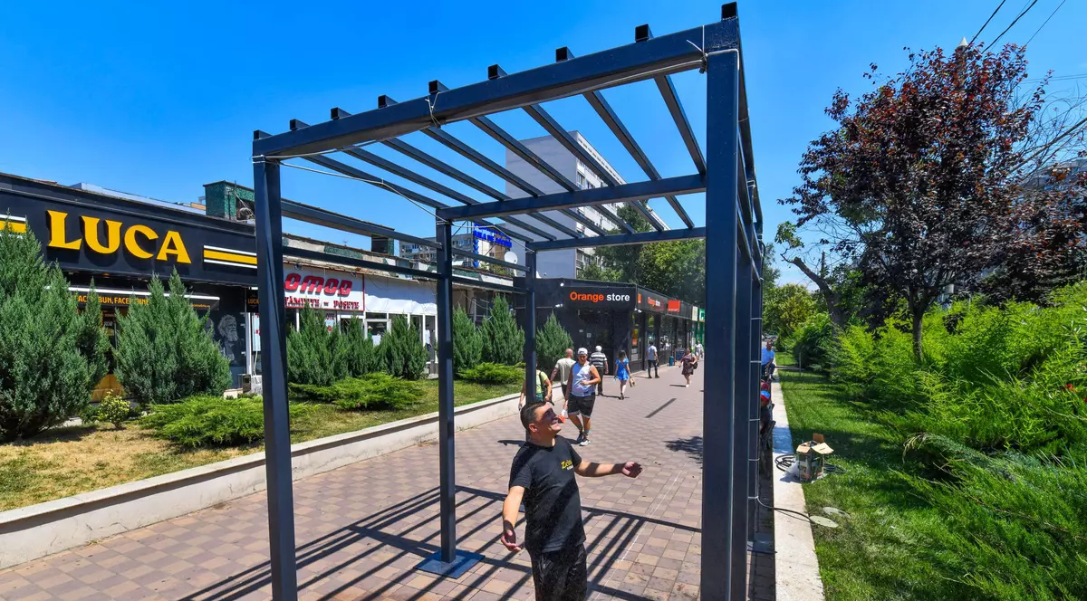 Primul duş stradal din Bucureşti, montat la Piața Veteranilor, în contextul caniculei