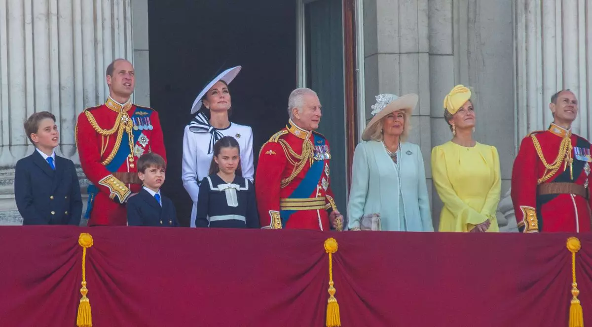 Camera cu balconul de la Palatul Buckingham unde familia regală apare salutând mulțimea se deschide pentru vizitatori