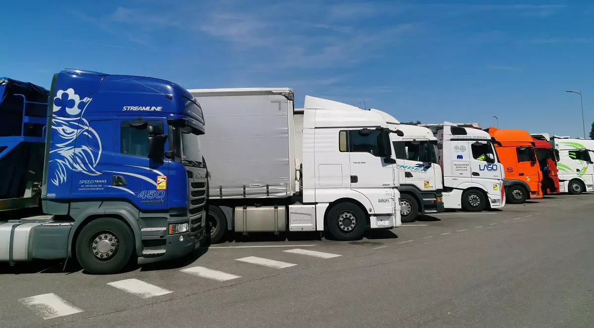 Șofer român de TIR găsit gol pușcă de două polițiste, pe o bancă lângă autostradă, în Franța, și arestat: „Mă uscam la soare”