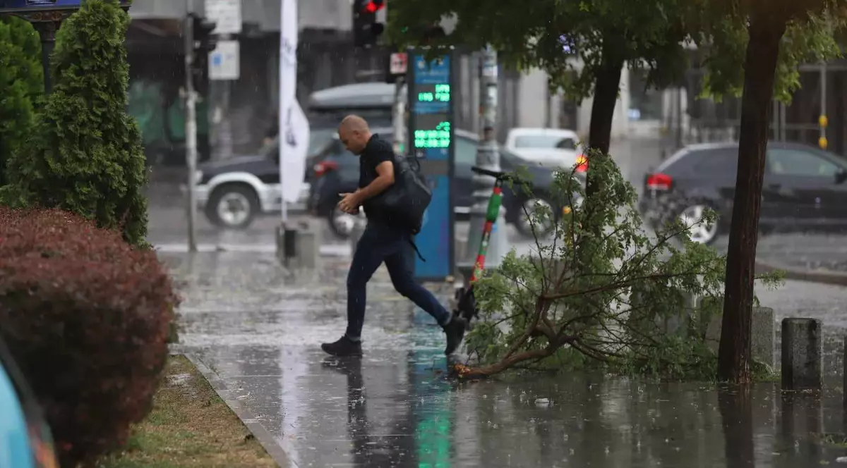 VIDEO Ploi torențiale, vijelii și grindină în aproape toată țara. Care sunt zonele vizate