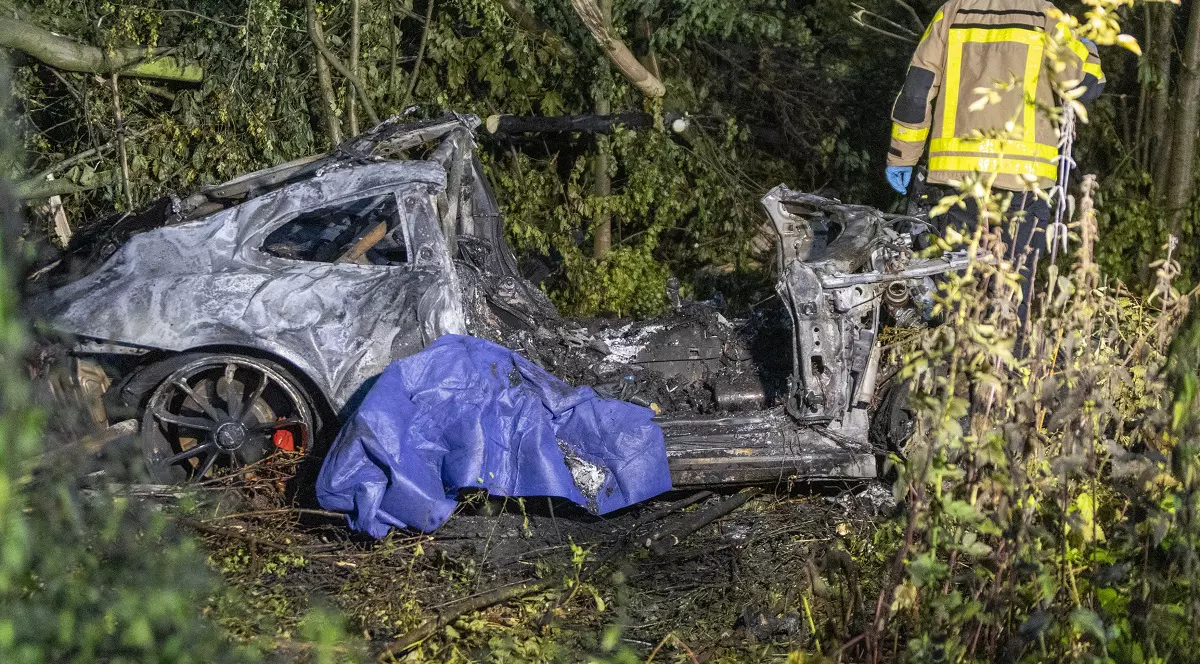 Un bărbat și fiul său au murit carbonizați, după ce mașina lor a fost aruncată la 250 de metri de șosea. Cei doi participau la o cursă ilegală