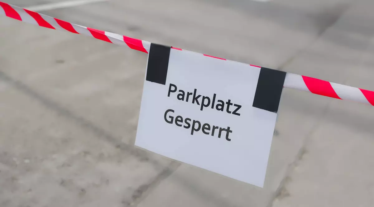 O tânără româncă de 22 de ani, care a acuzat un român că a violat-o, a fost arestată la tribunal, în timp ce povestea ce i-a făcut bărbatul