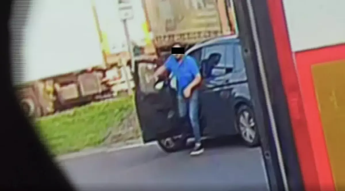 Cuplul de români salvat de un șofer de TIR, în Germania, atacat tot de români: „Poliția îl caută pe acest bărbat în tricou albastru”