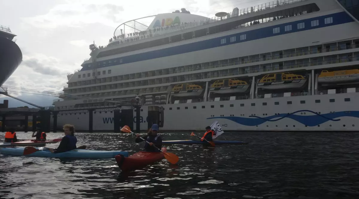 O nouă formă de protest. Activiști climatici în caiace au blocat două nave de croazieră în portul Kiel