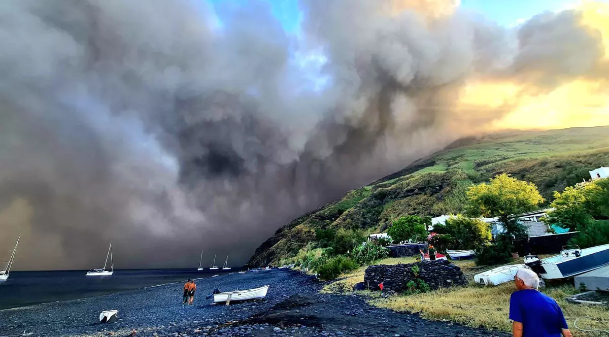 Alertă roșie în largul Siciliei, după ce vulcanul Stromboli a erupt. Pe Etna, un nou spectacol de „inele de fum”