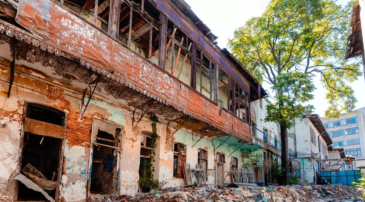 Primăria Capitalei continuă lucrările la Hanul Solacolu. 700 de tone de deșeuri au fost scoase din subsolul corpului principal de clădire