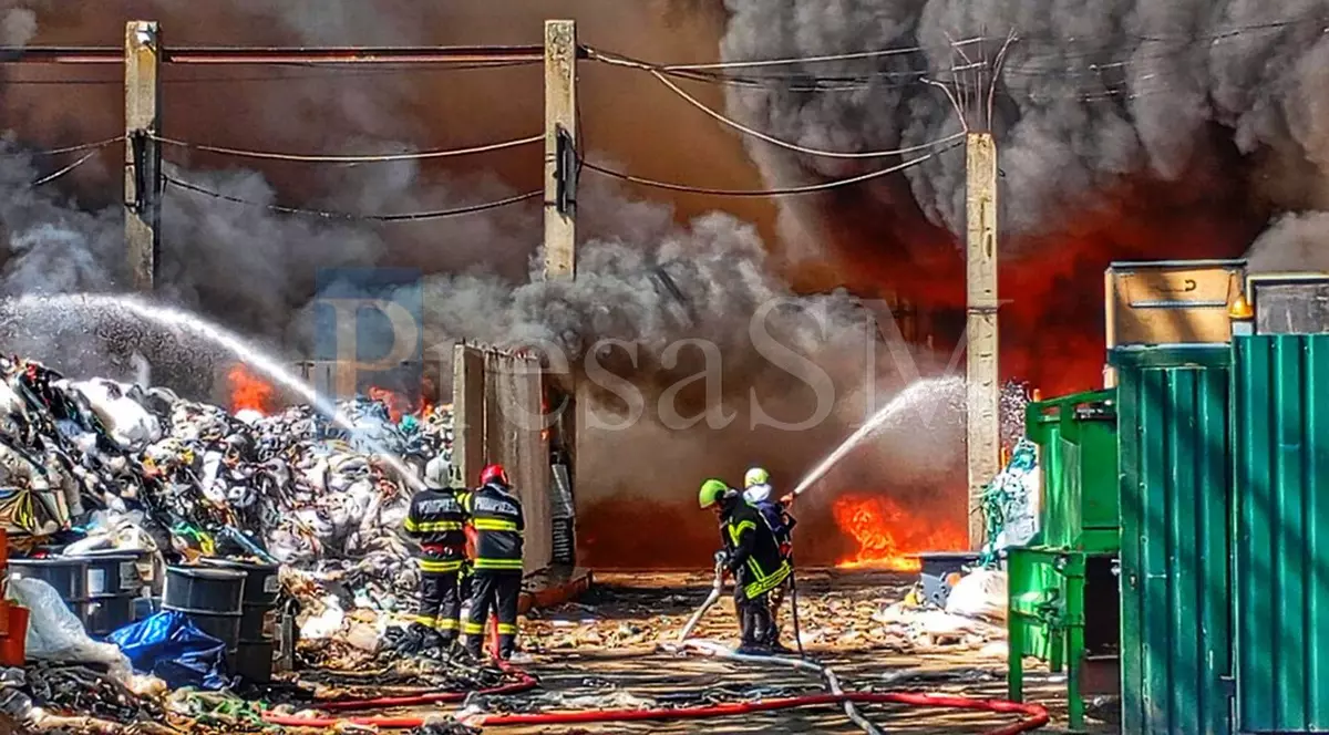 Fumatul în loc nepermis, cauza probabilă a incendiului puternic de la Satu Mare, anunță pompierii. Focul, stins după 28 de ore