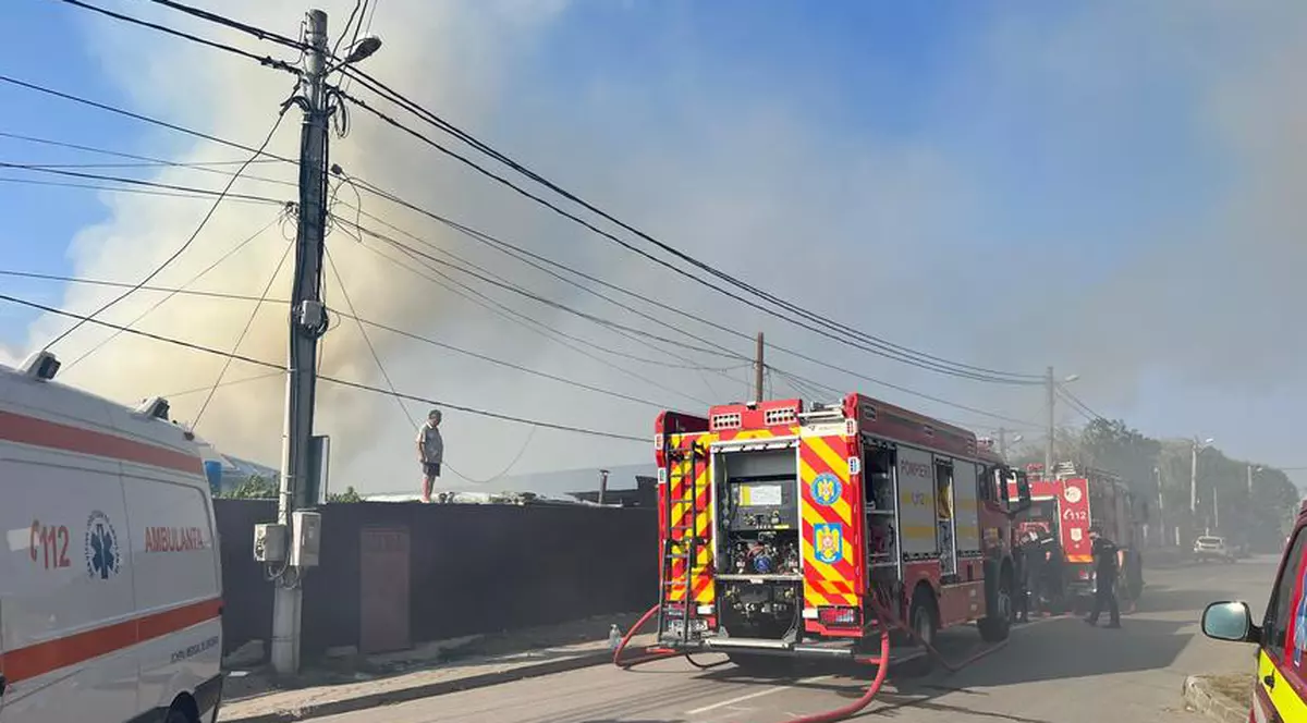 Incendiu la un azil de bătrâni din Tulcea. Zeci de persoane, evacuate. 7 oameni au fost duși la spital