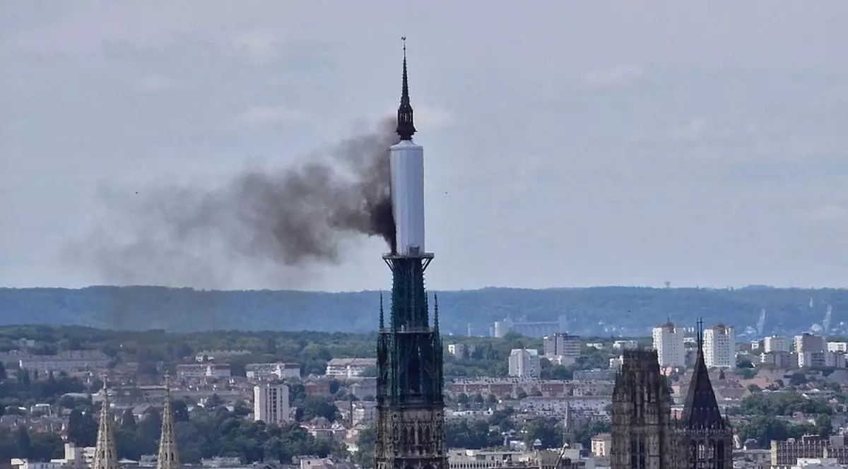 Incendiu la catedrala din Rouen: turla monumentului, datând din 1825, cuprinsă de flăcări