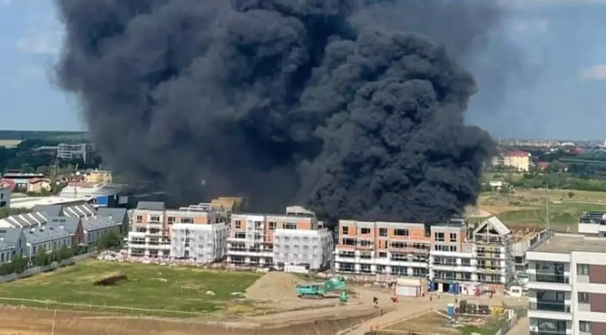 Incendiu puternic la un restaurant din nordul Bucureștiului. 12 autospeciale, trimise să stingă flăcările care au cuprins acoperișul clădirii