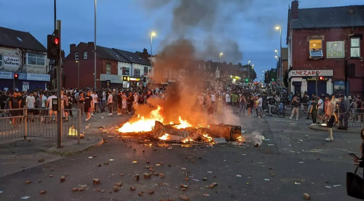 Revoltă în Leeds, după ce autoritățile britanice au încercat să preia copiii unei familii de români. „Răstoarnă mașina! Să vină mascații de la București!”. Precizările MAE