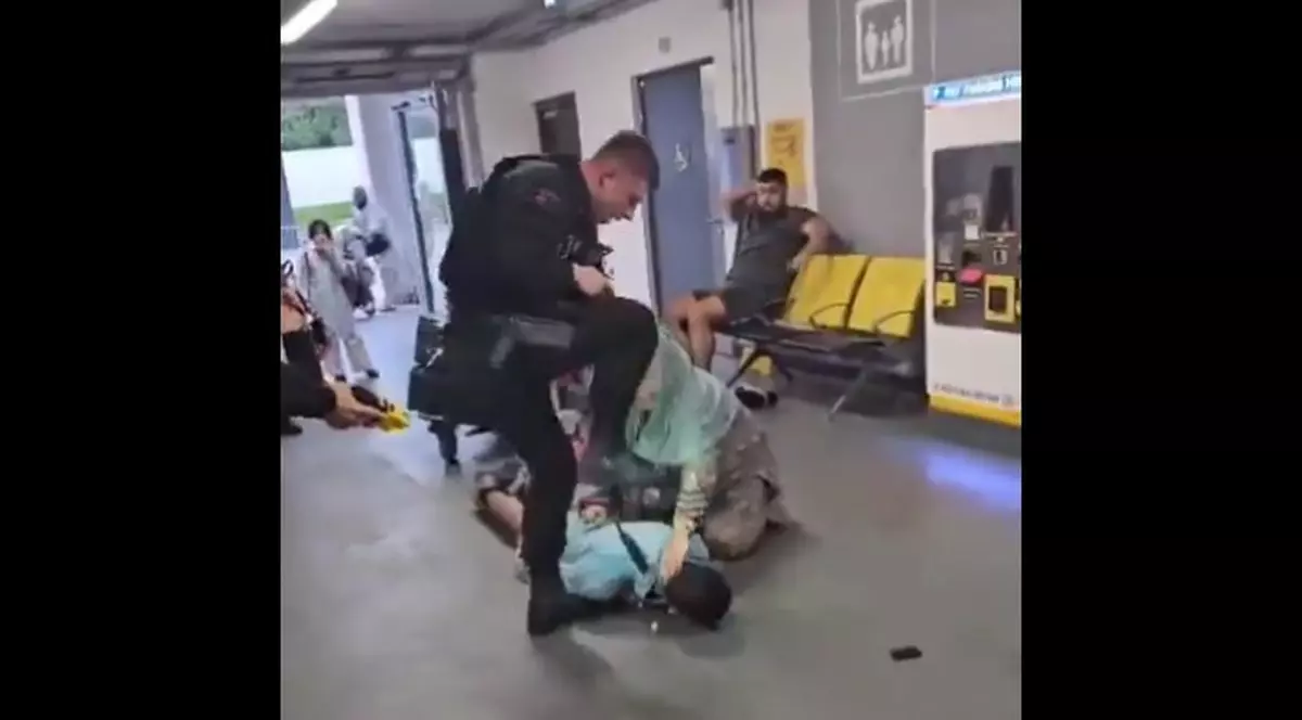 Imaginile cu un poliţist care face o arestare violentă pe aeroportul din Manchester stârnesc proteste | VIDEO