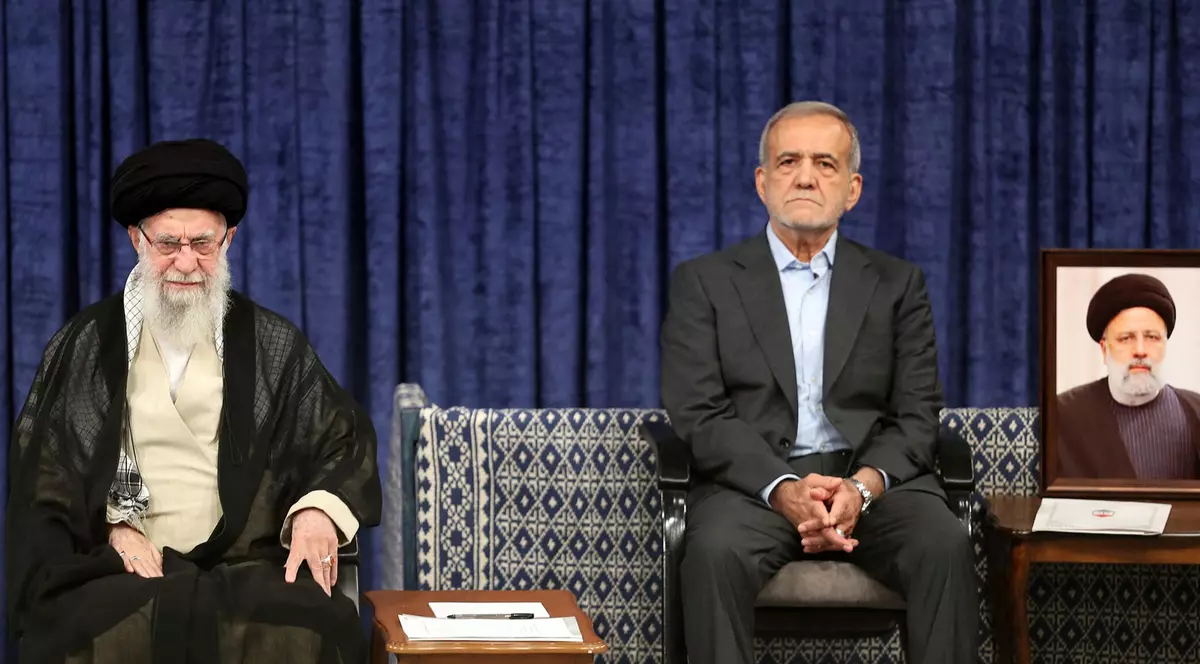 Massoud Pezeshkian (dreapta), alături de ayattloahul suprem Ali Khamenei Foto: Hepta