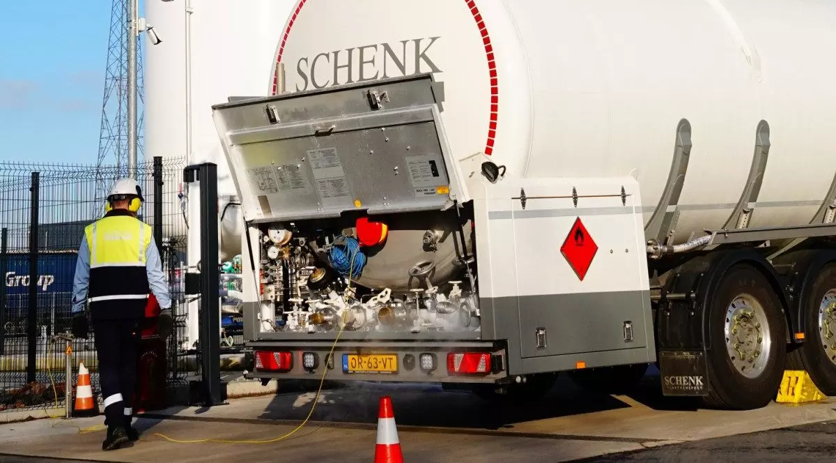 Un șofer român de TIR a fost concediat pentru că n-a apăsat „butonul mortului”, când descărca gazul din cisterna pe care o conducea, în Olanda