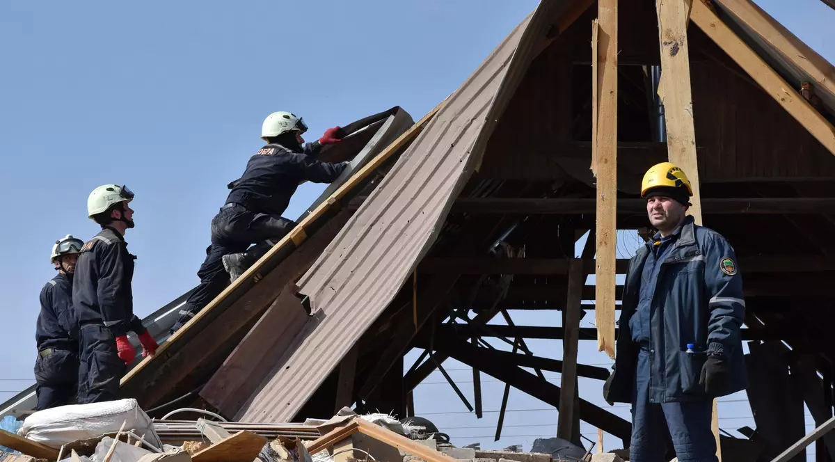 Operațiune de curățare-degajare și salvare după un atac aerian rusesc în regiunea Hmelnîțkîi Foto: Profimedia