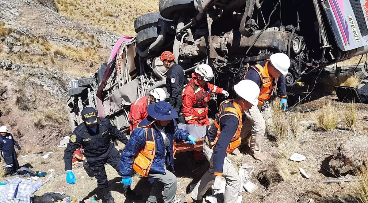 29 de morți și 15 răniți, într-un autobuz care a căzut 200 de metri într-o prăpastie, de pe o șosea montană din Peru