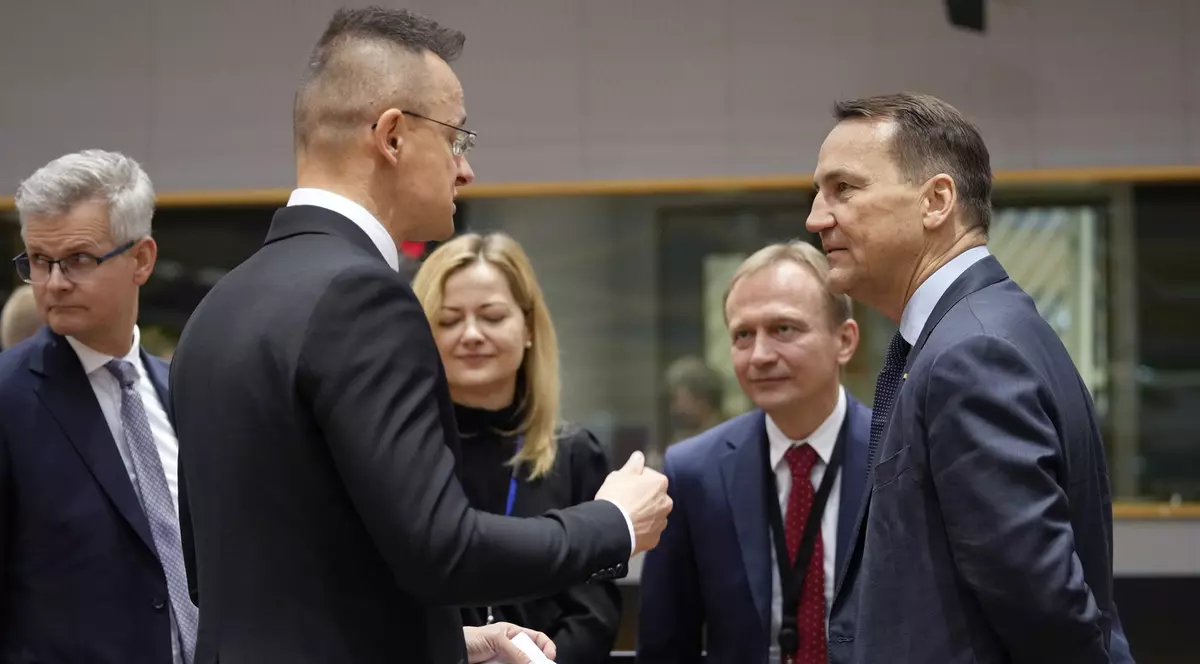 Peter Szijjarto (stânga, prim-plan) surprins în timpul unei discuții la Bruxelles cu Radoslaw Sikorski (dreapta, prim-plan) Foto: Profimedia