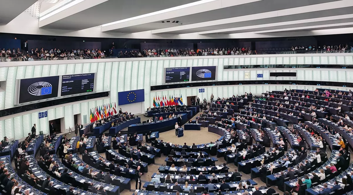 CORESPONDENȚĂ DE LA STRASBOURG. Realegerea Ursulei von der Leyen, sub zodia scandalului: vot pe muchie de cuțit, ploaie de promisiuni și un show oferit de Șoșoacă, care s-a certat și cu jurnaliștii străini