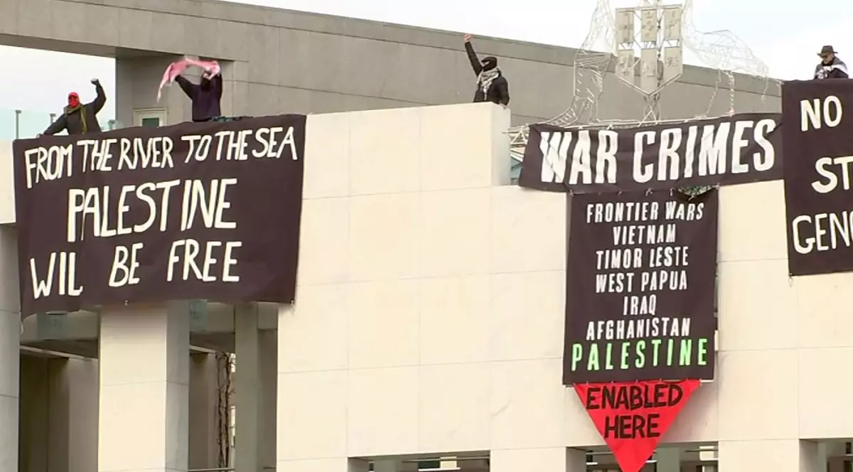 Manifestanți pro-palestinieni s-au urcat pe acoperișul Parlamentului Australiei pentru a desfășura bannere împotriva războiului din Gaza
