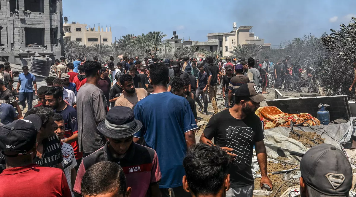 Cel puţin 71 de morţi într-un atac asupra unei tabere de strămutaţi din Gaza. Israelul spune că a vizat un lider Hamas