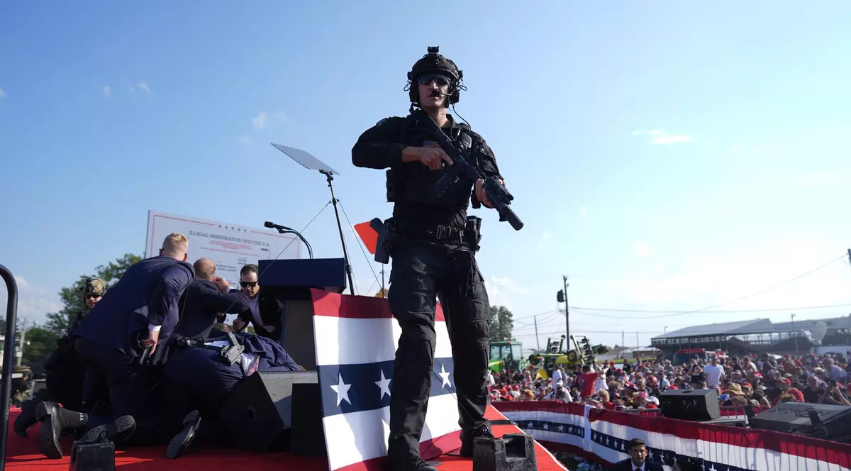 Atacatorul lui Trump avea dispozitive explozive în maşină, scrie Wall Street Journal. Arma aparţinea tatălui său