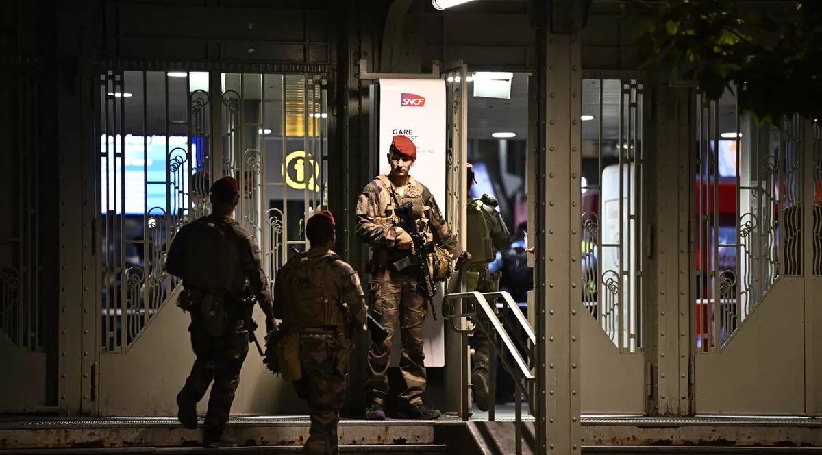 Un soldat francez stă de pază în fața gării Gare de l'Est, după ce un soldat al Operațiunii Sentinel a fost rănit în umăr de un bărbat înarmat cu un cuțit, la Paris, pe 15 iulie 2024. Bărbatul suspectat că a înjunghiat luni seara un soldat în gara Gare de l'Est din Paris are 40 de ani și este deja cunoscut oamenilor legii pentru o crimă comisă în 2018, pentru care a fost internat într-un spital de psihiatrie, au declarat surse din poliție pentru AFp. Foto Profimedia