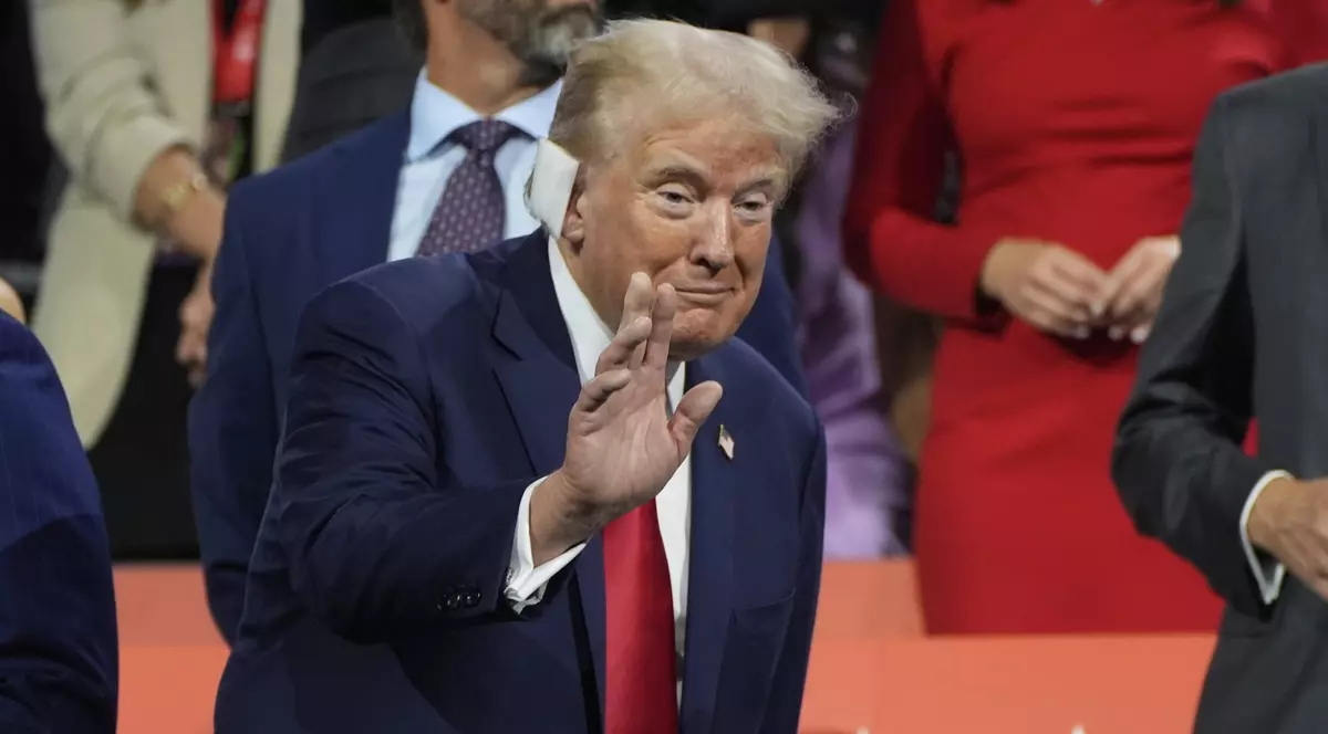 Donald Trump, cu un bandaj pe ureche, a fost primit în aplauze și scandări la convenţia republicană: „Luptă! Luptă! Luptă!”