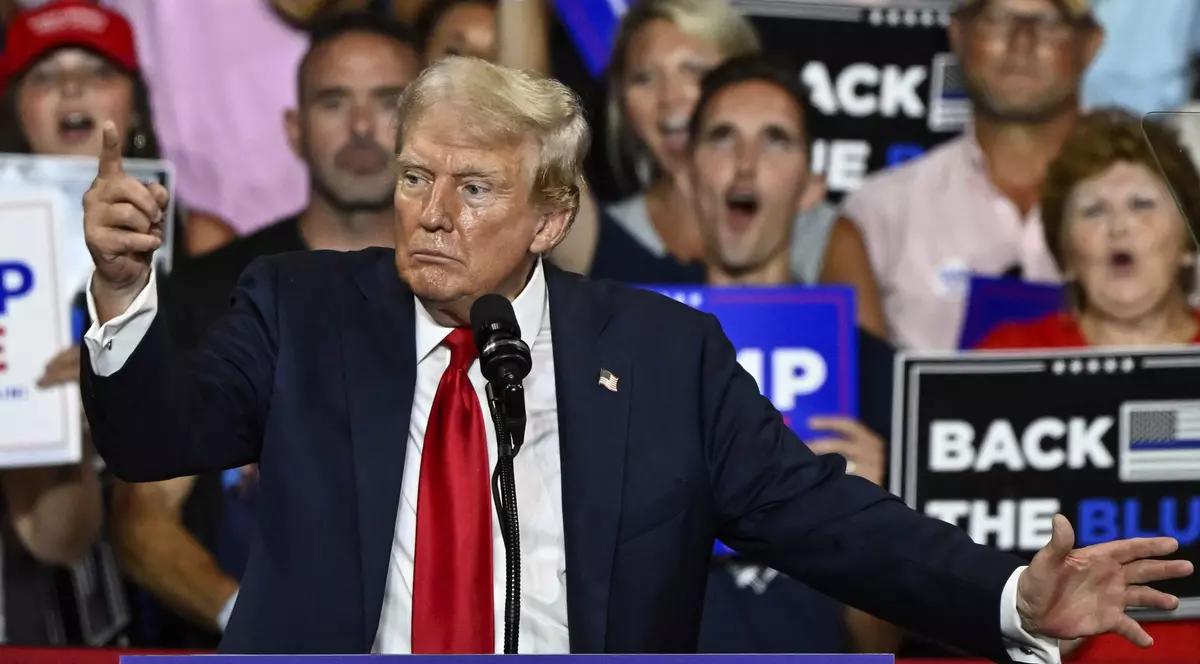 Donald Trump pune la îndoială identitatea rasială a Kamalei Harris. „Este indiană sau de culoare?”