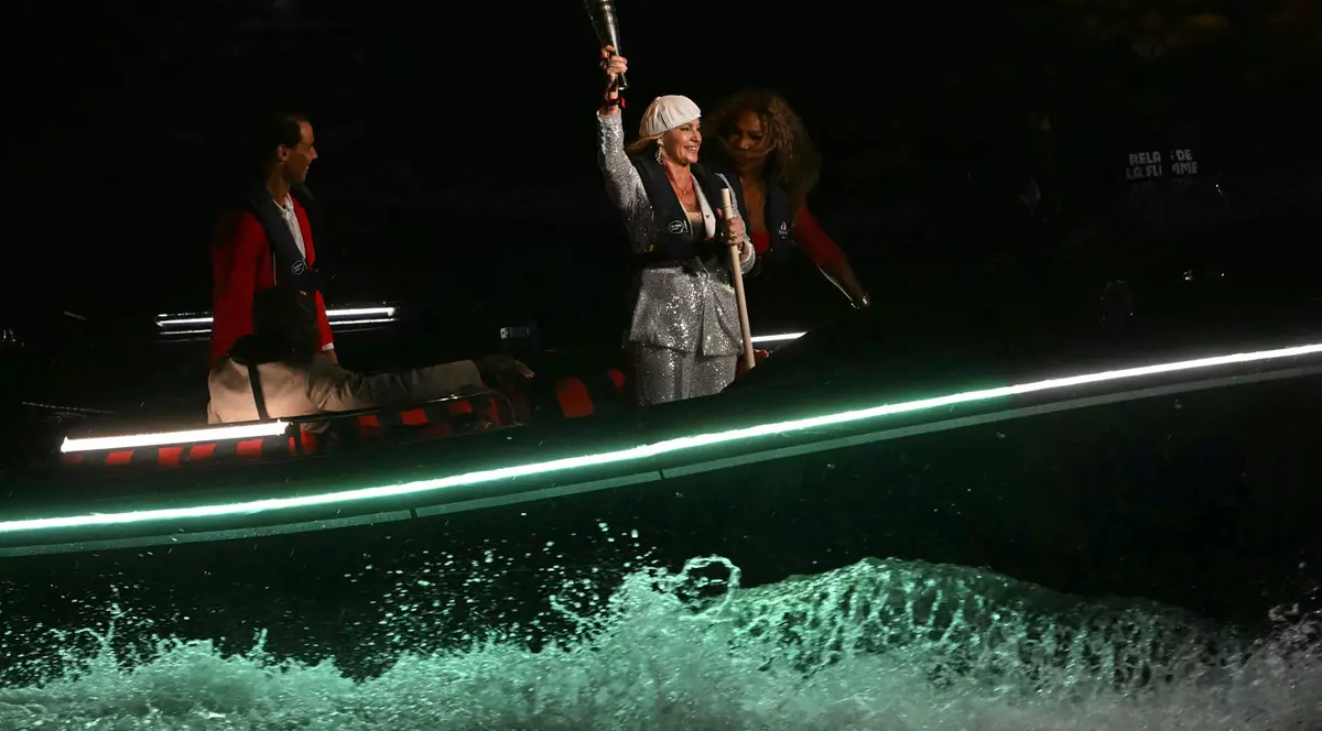 Nadia Comăneci, prima reacție după participarea surpriză la deschiderea JO 2024 de la Paris, unde a purtat torța olimpică