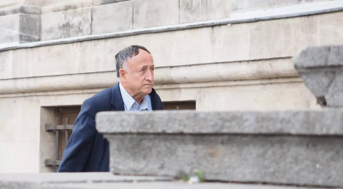 Tudor Pendiuc urcă treptele instanței pentru unul dintre termenele proceselor sale FOTO Ionuț Mureșan