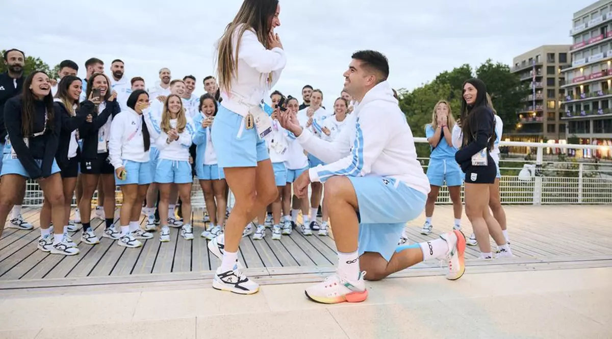 Un sportiv argentinian și-a cerut în căsătorie iubita, aflată și ea în delegația de la JO 2024, la fotografia de grup din Satul Olimpic